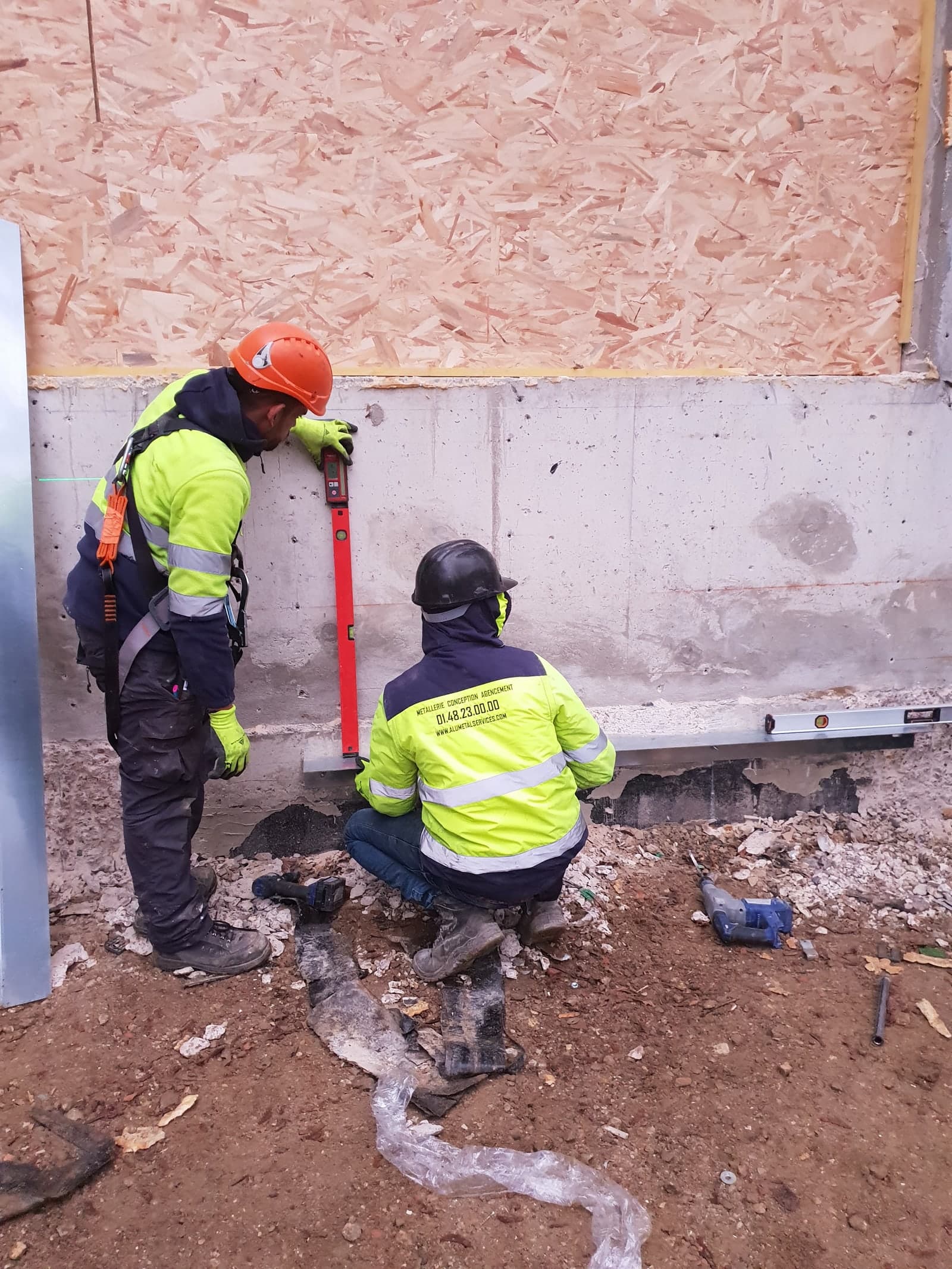 Équipe IEF & CO en gilet haute-visibilité sur chantier