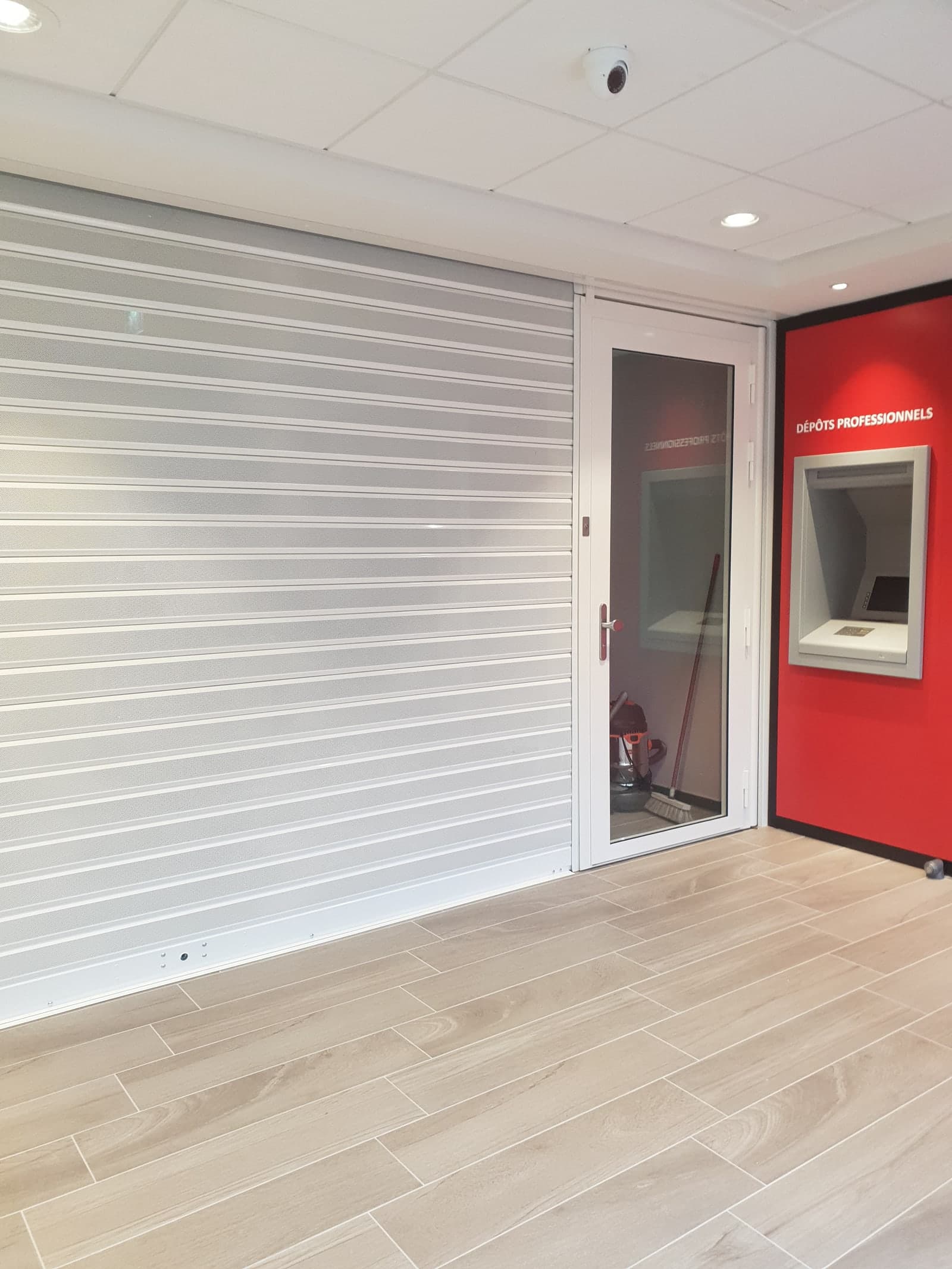 Devanture rouge magasin, finition centre-ville