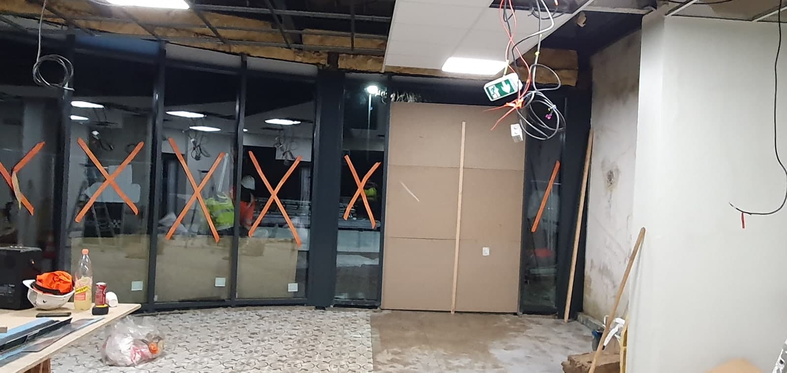 Façade vitrée en cours de protection avant livraison