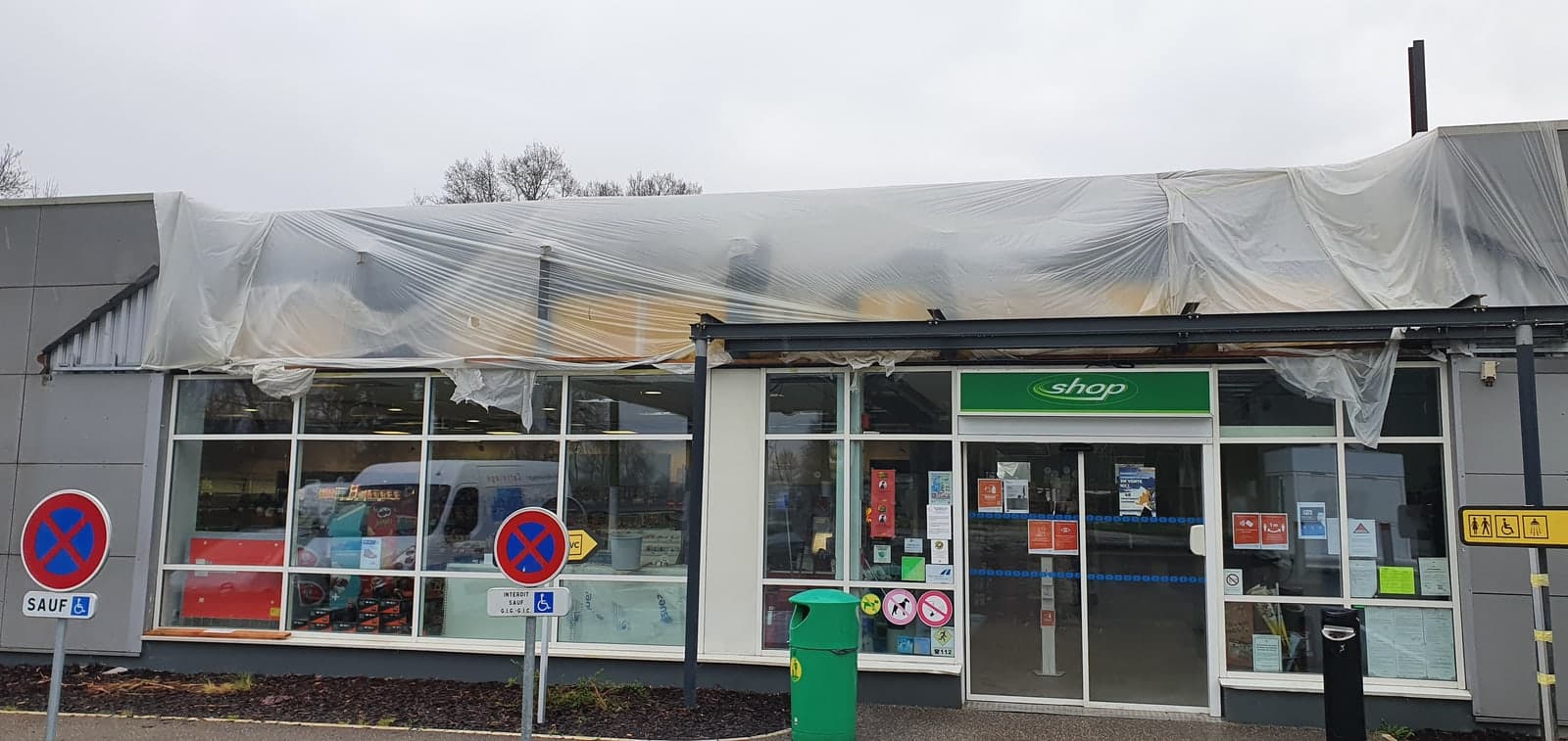 Façade vitrée commerciale en finition