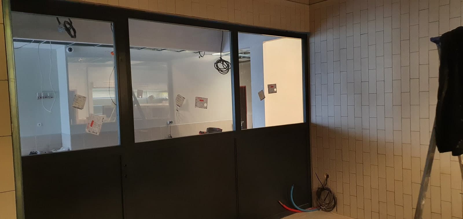 Auvent métallique sur entrée principale