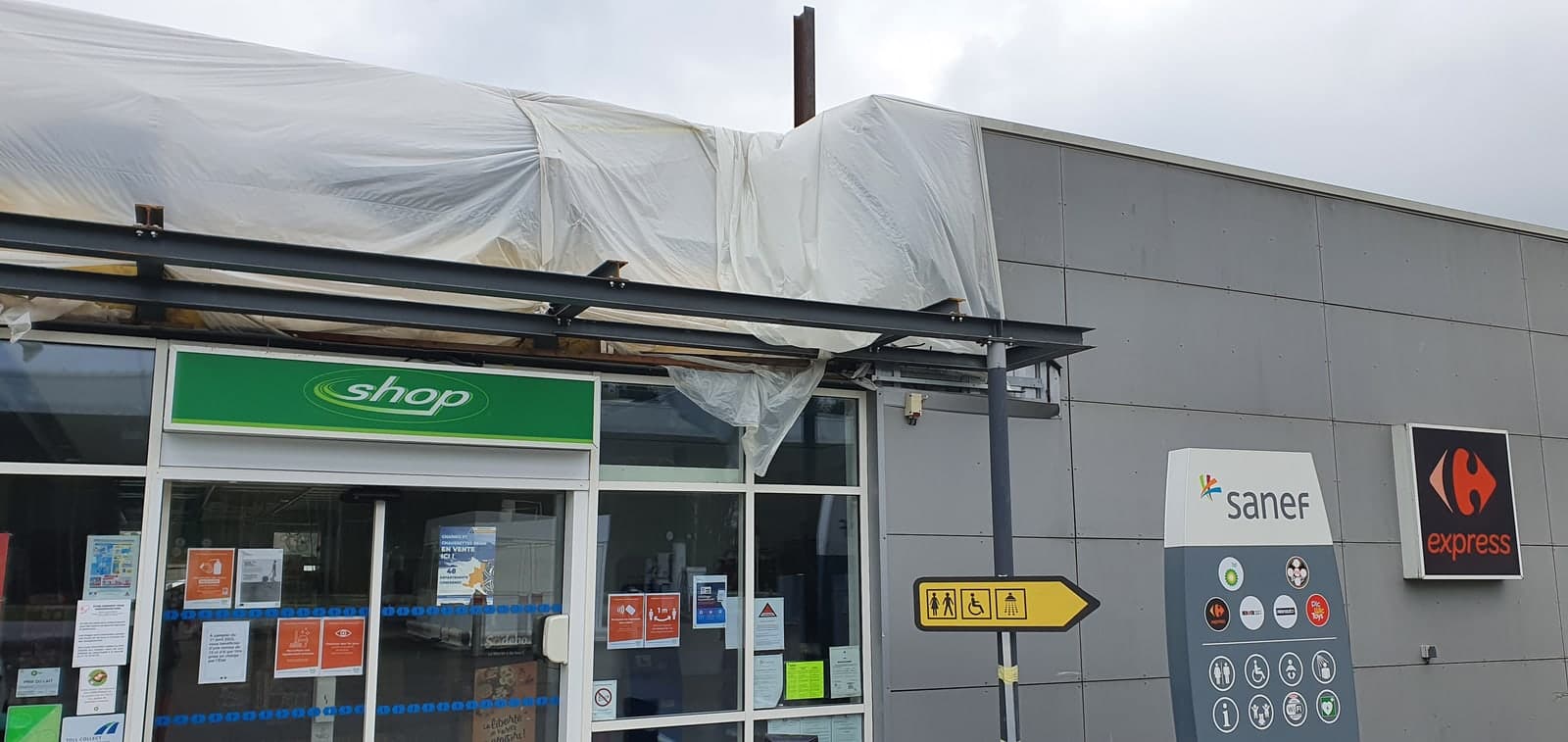 Vitrine Carrefour livrée avec menuiseries aluminium