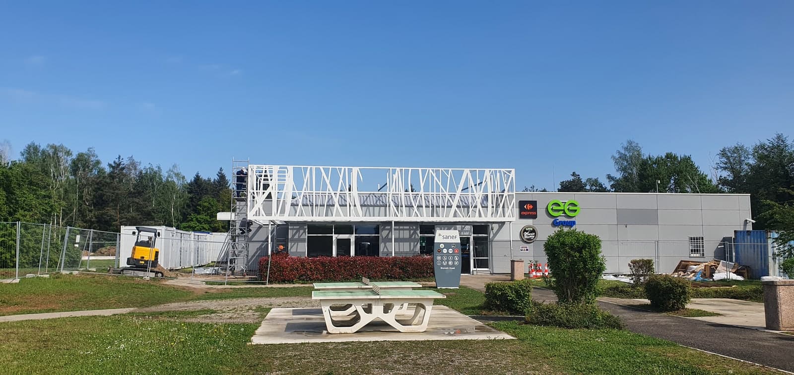 Charpente métallique en cours de montage
