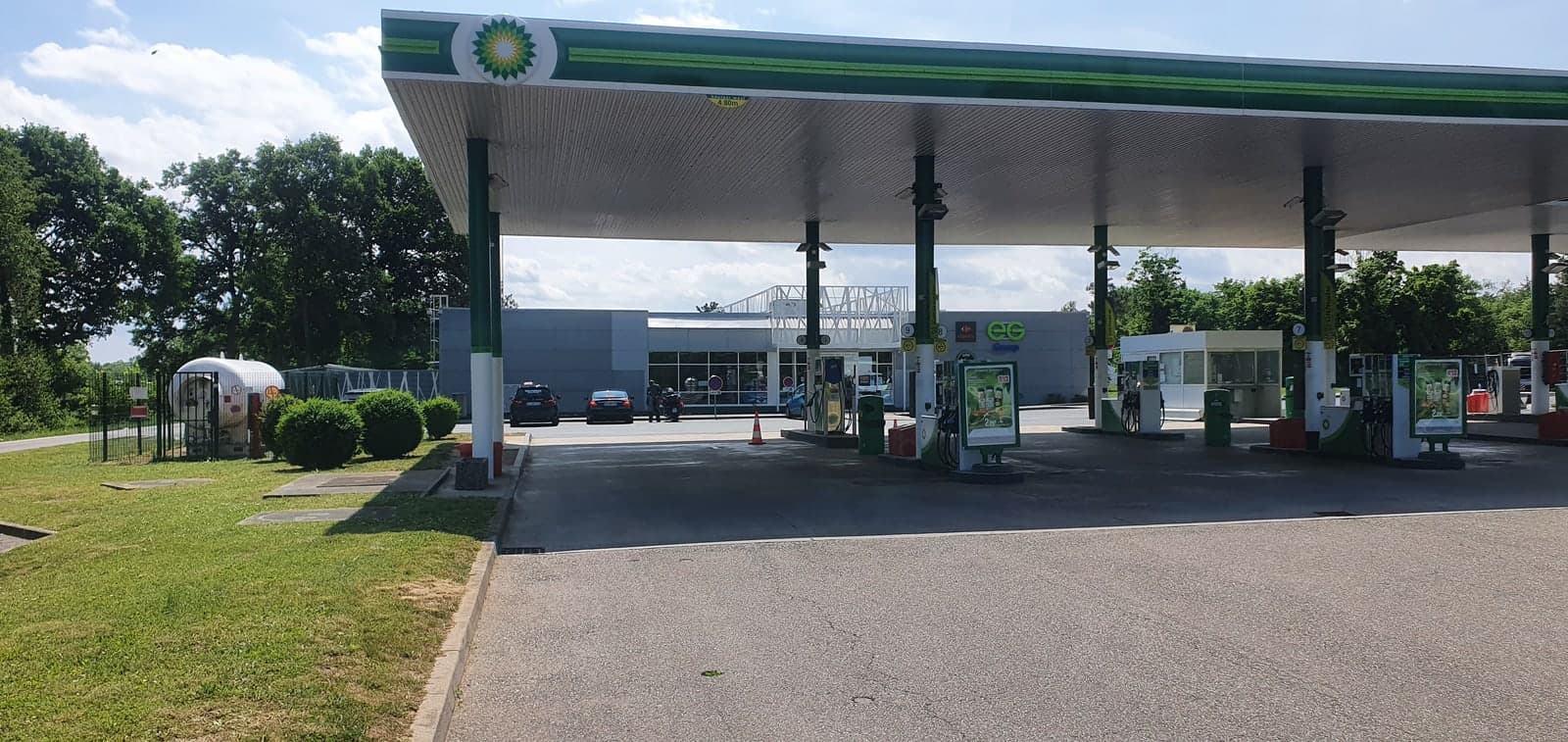 Auvent station-service en aluminium