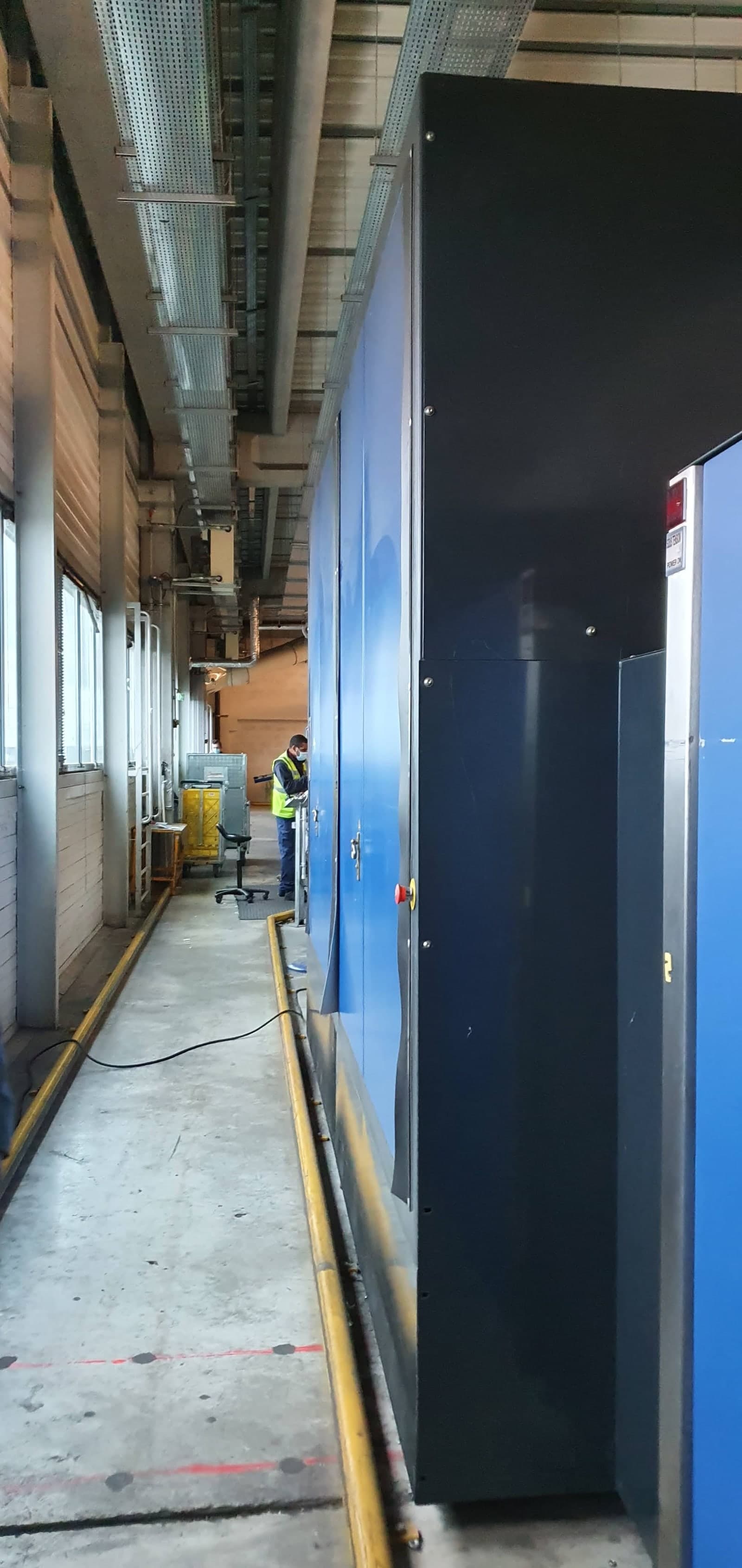 Porte industrielle bleue intégrée au bâtiment de tri