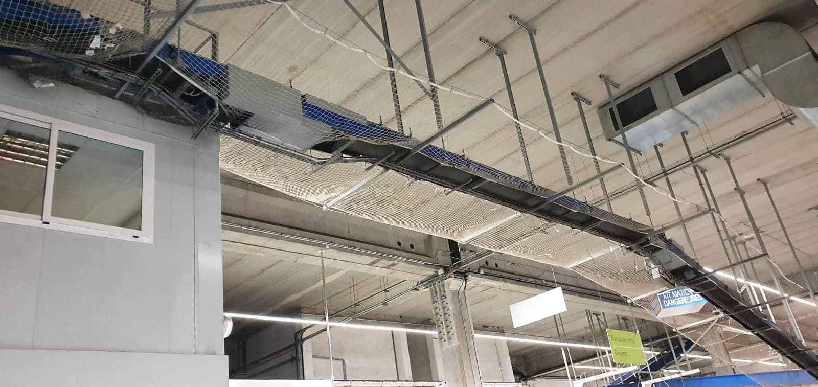 Poutres acier supportant chemins de câbles et ventilation