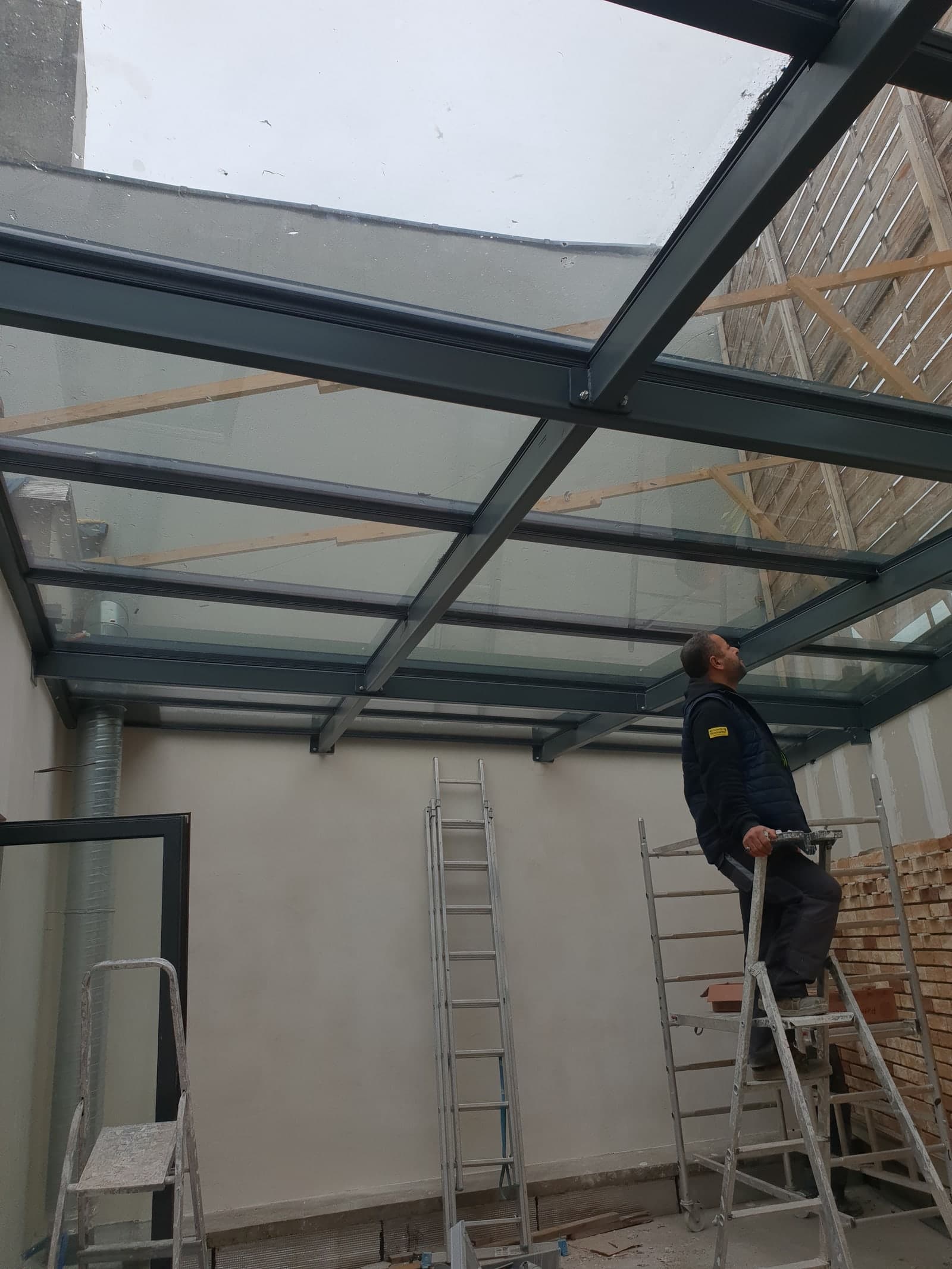 Manutention d'élément métallique en pied de bâtiment