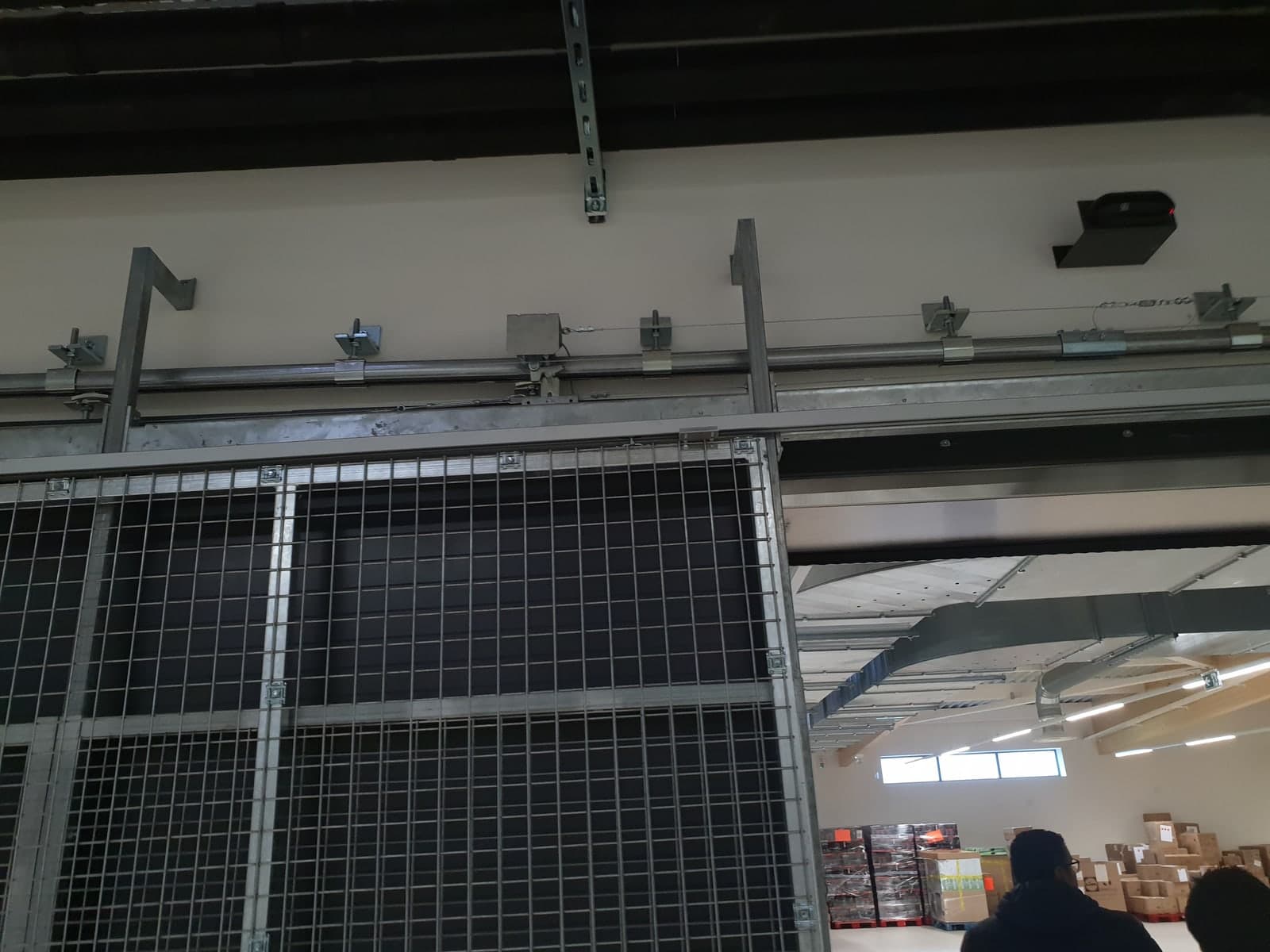 Rideau grille extensible déployé en magasin