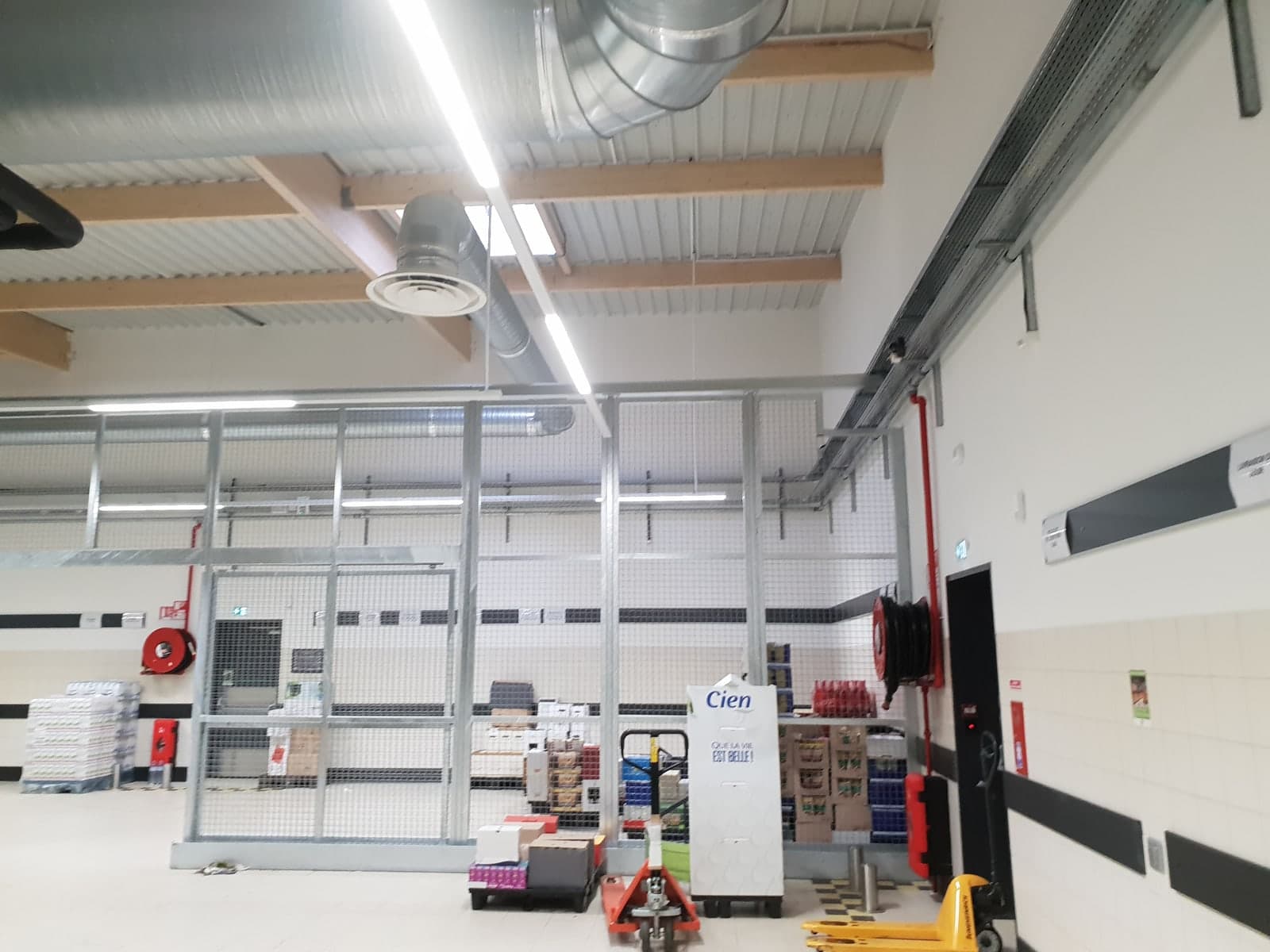 Zone logistique avec porte sectionnelle installée