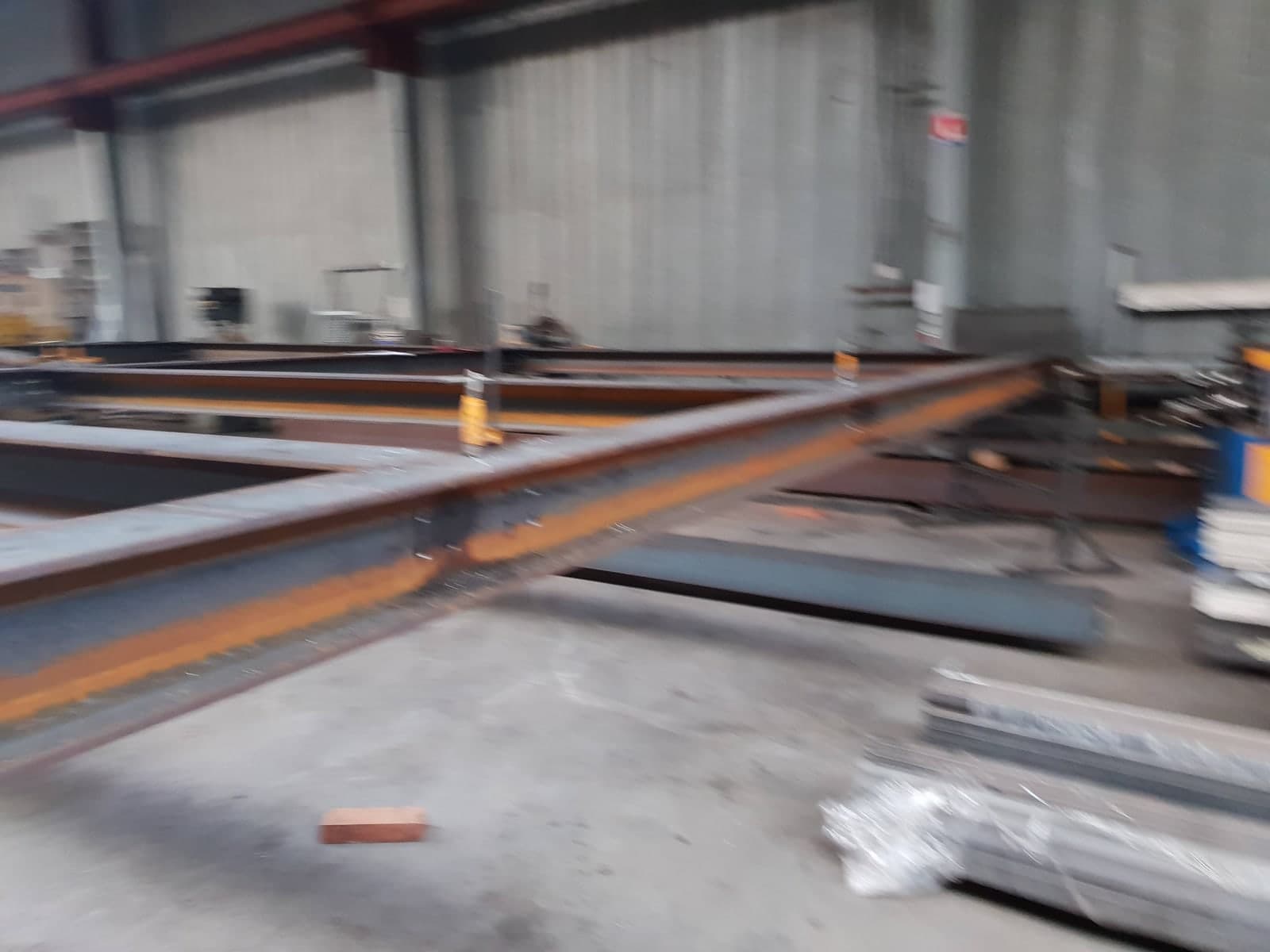 Ossature acier HEB en pose, vue intérieure