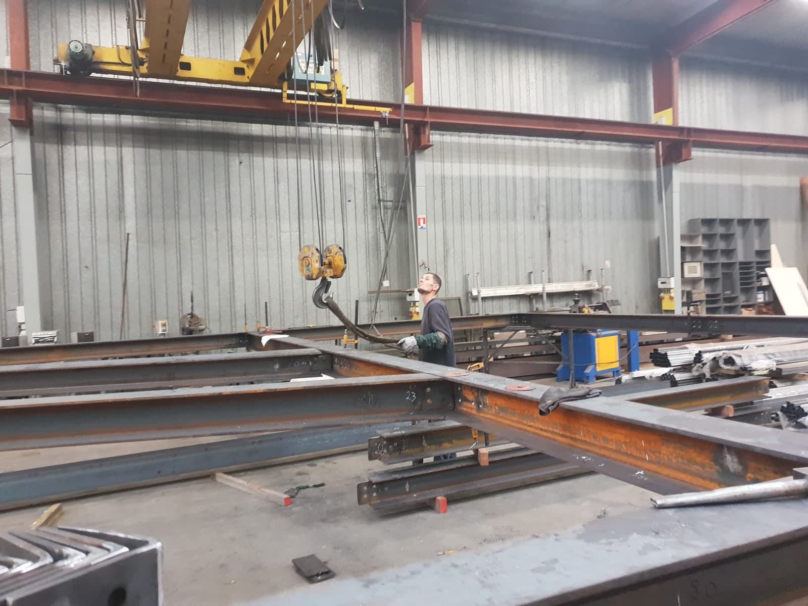 Charpente métallique posée, chantier neuf
