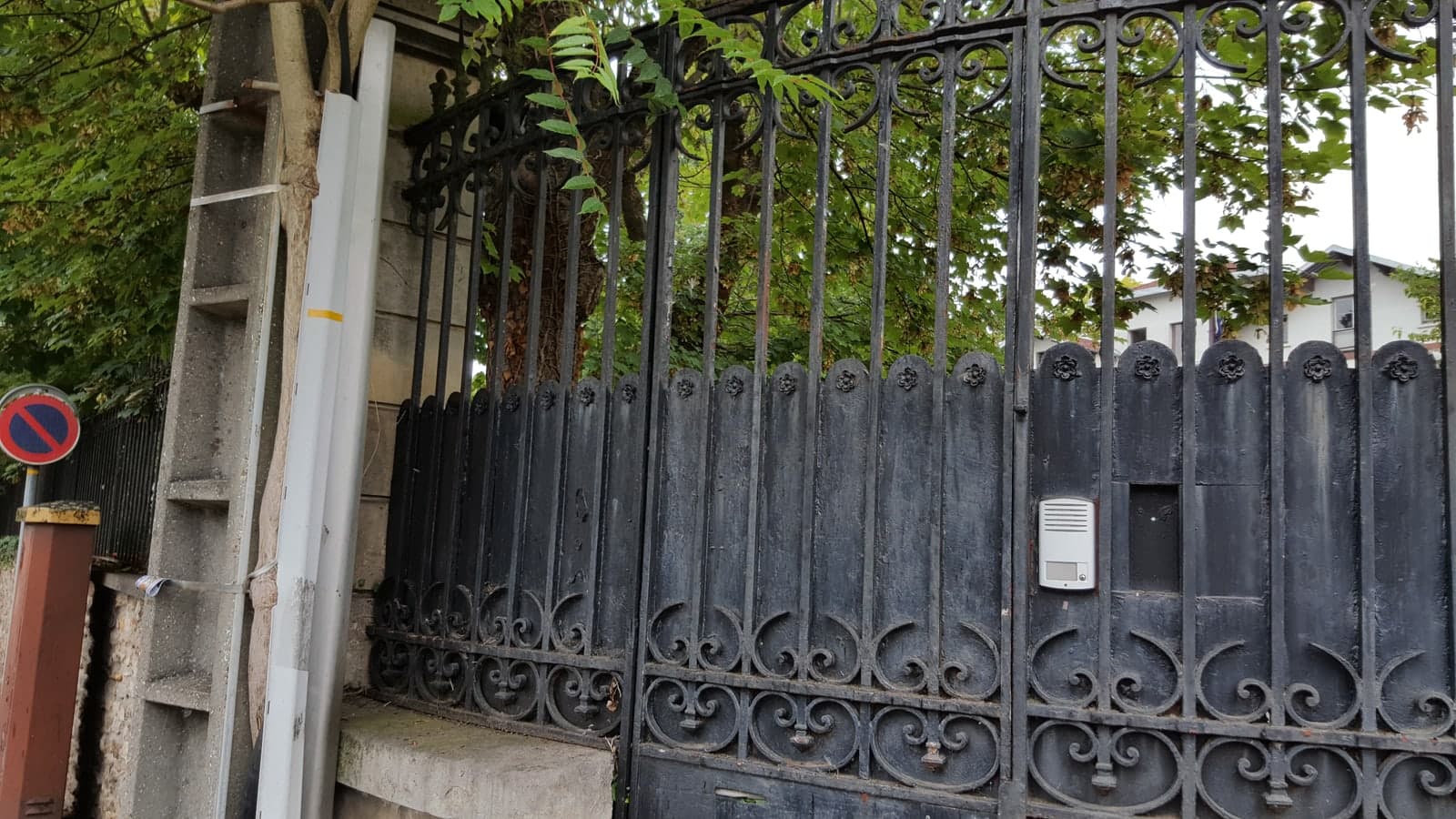 Détail dorures ornement portail patrimonial