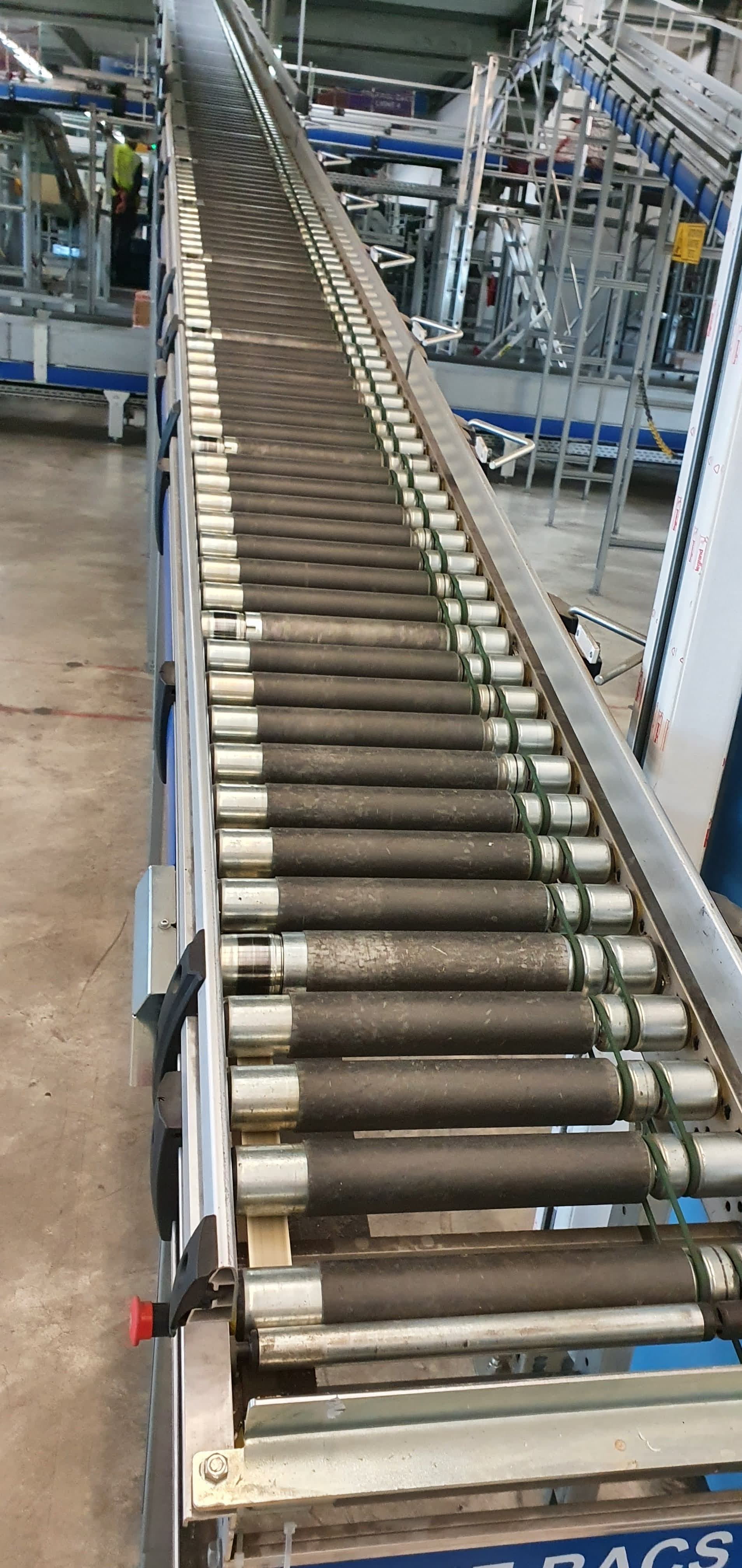 Passerelle suspendue structure logistique blanche IEF & CO