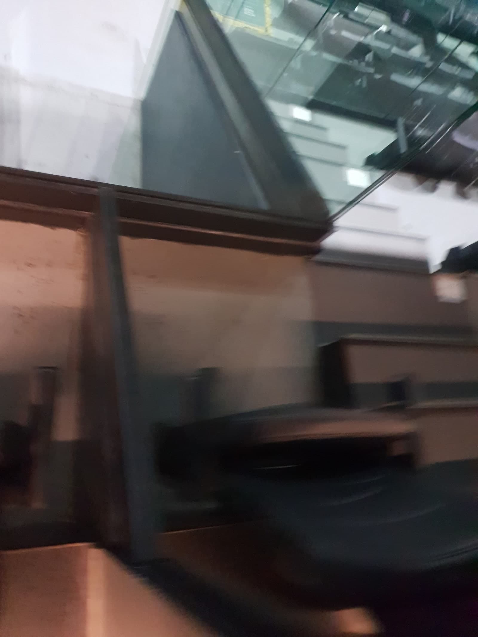 Détail visserie sur profilé métallique